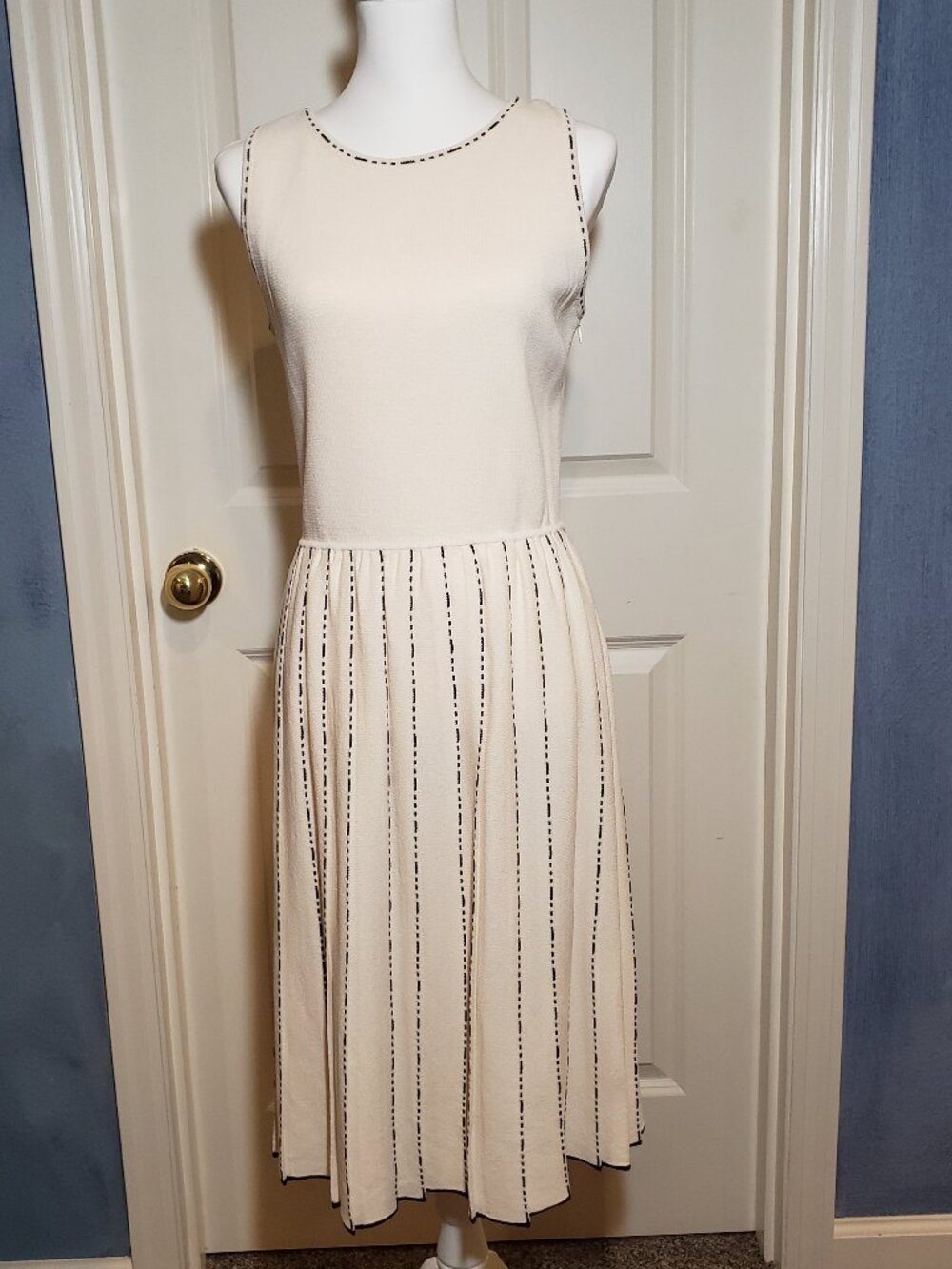New St. John Collection White & Navy knit dress Size 6